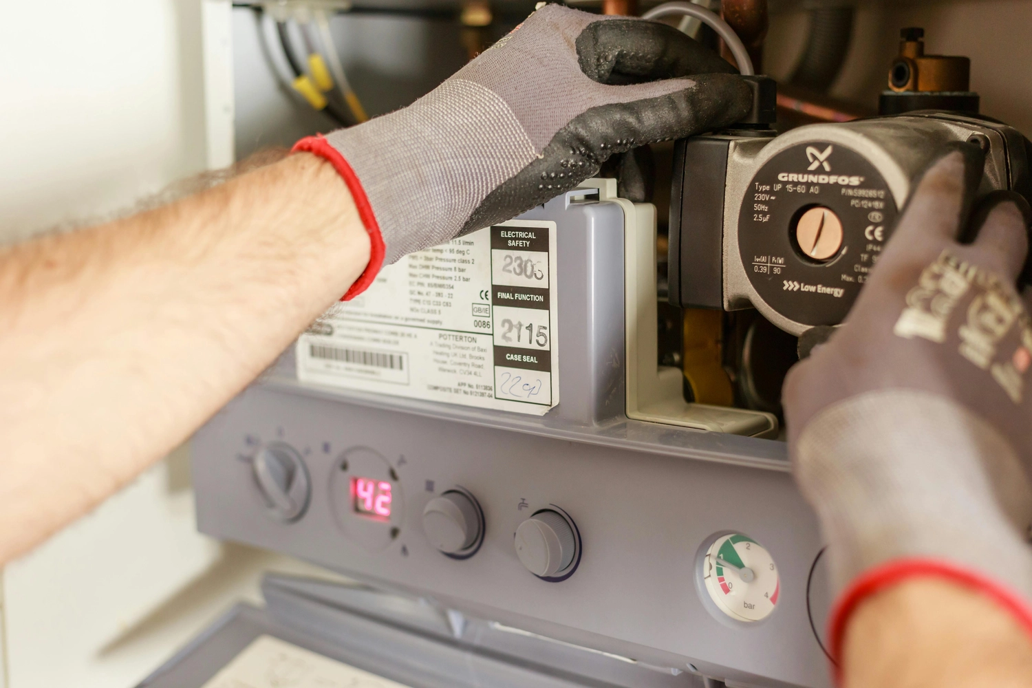 Hansa Bremen-Montageservice und Dienstleistung UG – Techniker, der Kesselinnenkomponenten einstellt